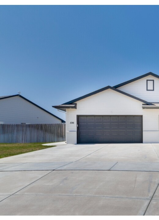 596 E Martens Ct in Goddard, KS - Building Photo