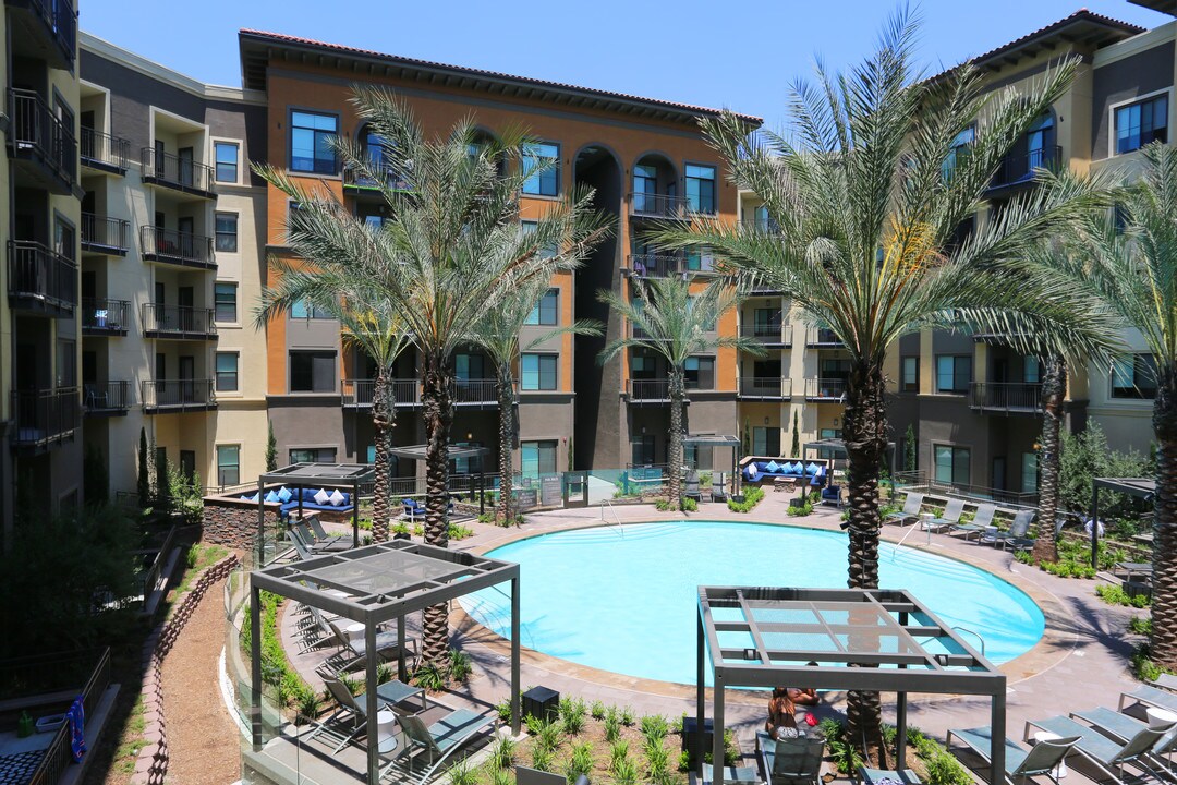 The Colony at The Lakes in West Covina, CA - Foto de edificio