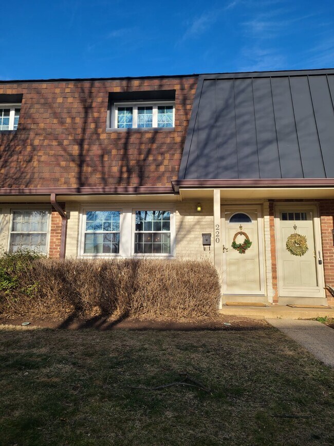 220 S Virginia Ave in Falls Church, VA - Building Photo - Building Photo