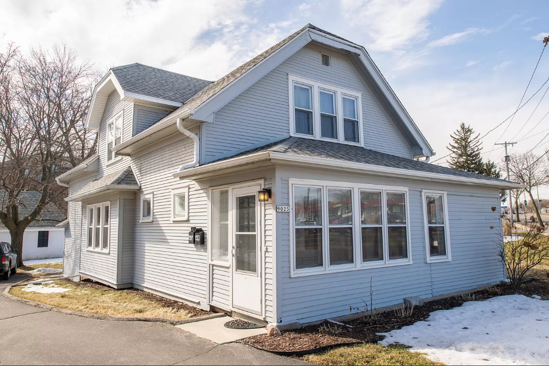 9025 W Beloit Rd in Milwaukee, WI - Building Photo