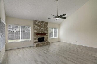15111 New Hastings Dr in Houston, TX - Building Photo - Building Photo
