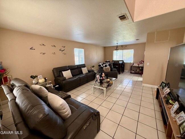 4853 Minstrel Dr in Palmdale, CA - Building Photo - Building Photo