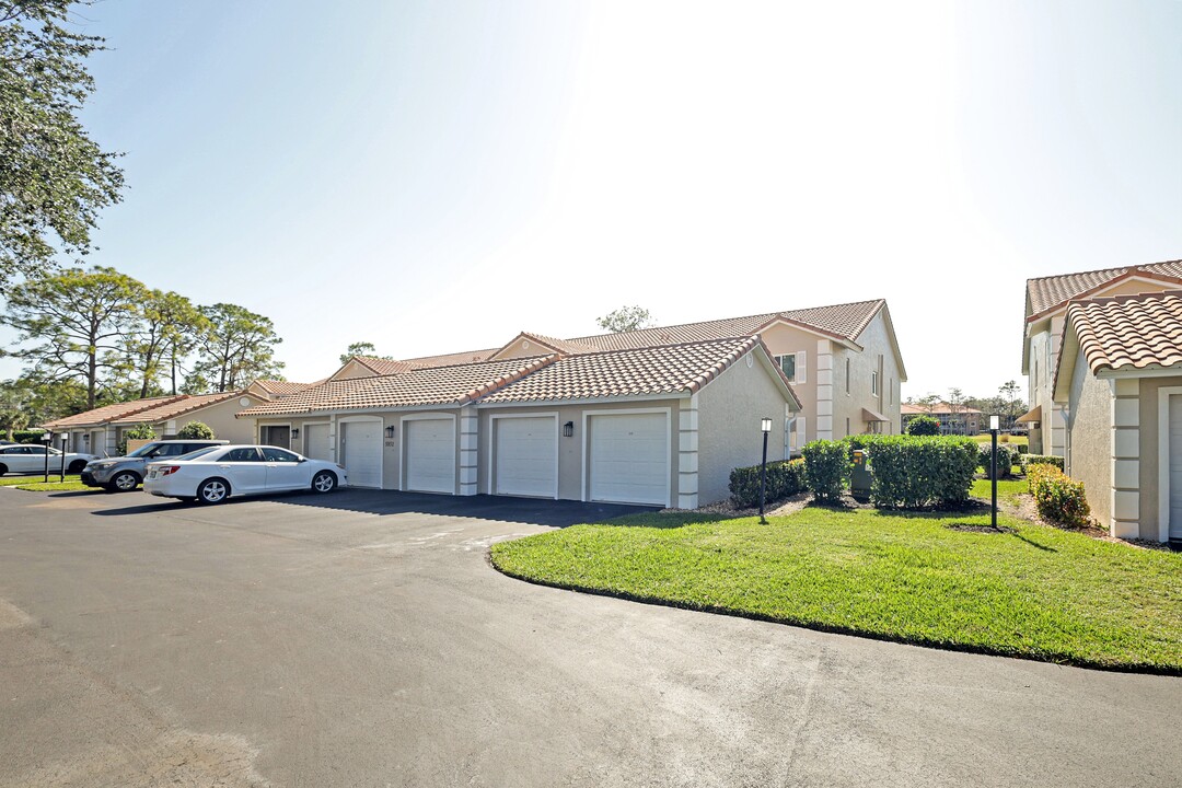 5932 Cranbrook Way in Naples, FL - Foto de edificio