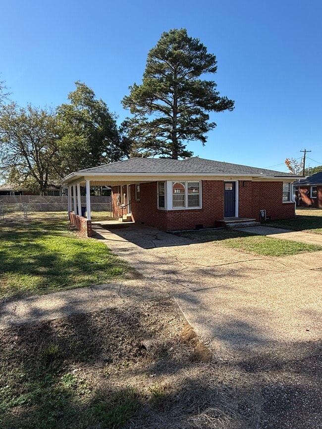 70 Tucker St in Savannah, TN - Building Photo - Building Photo