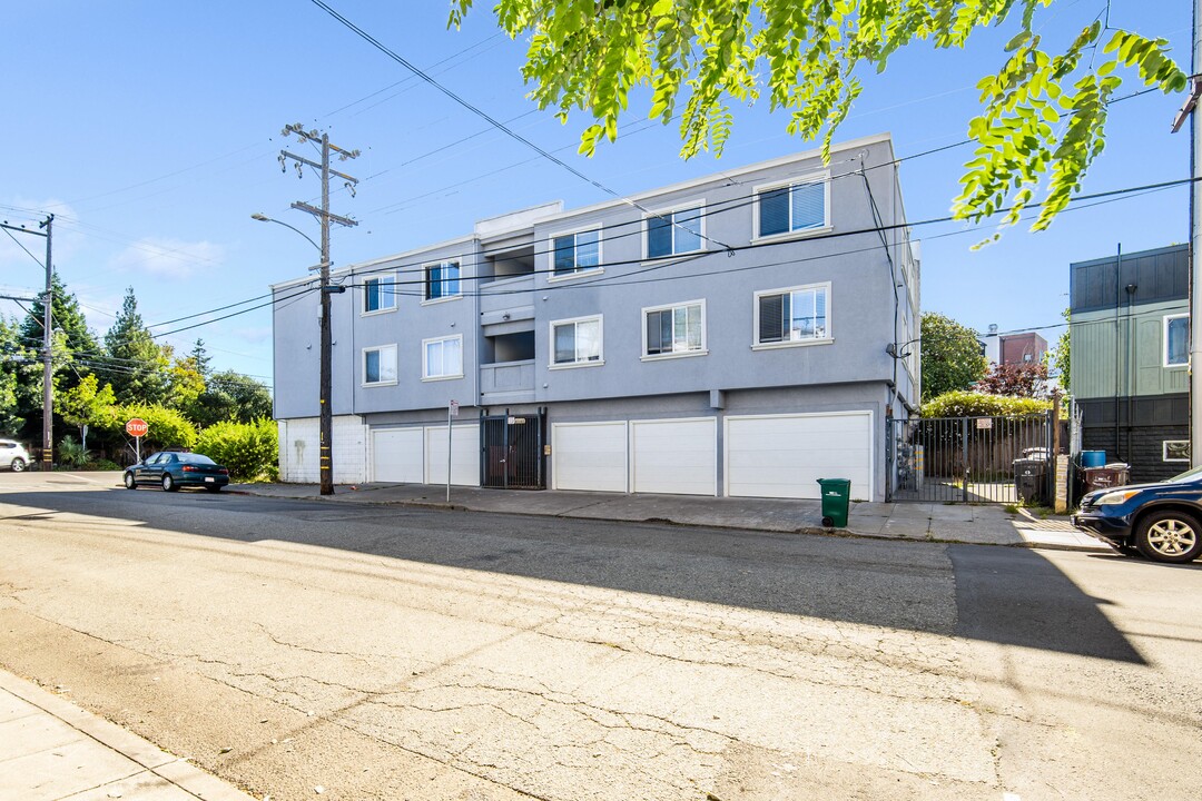 4040 Manila Ave in Oakland, CA - Building Photo