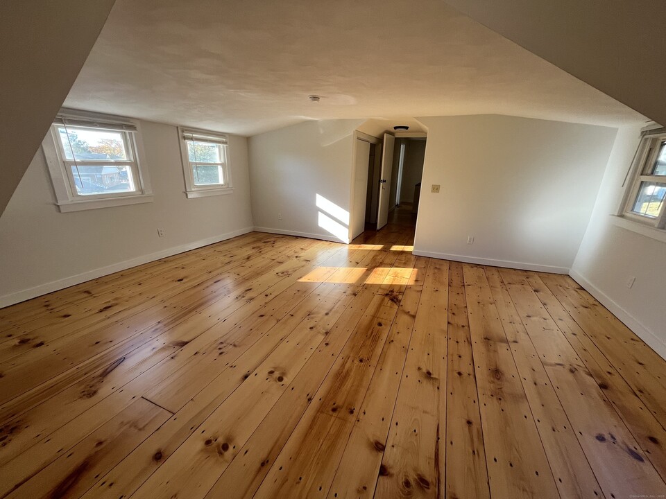 9 Essex Rd in Westbrook, CT - Building Photo