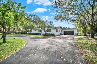 9790 SW 136th St in Miami, FL - Foto de edificio - Building Photo
