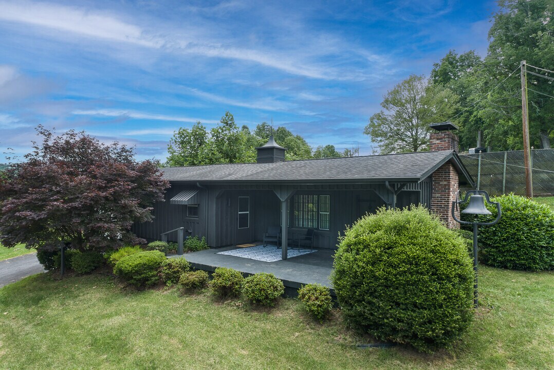 323 Poplar Hill Ln in Bristol, TN - Foto de edificio