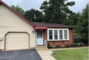 9B Portsmouth St in Manchester Township, NJ - Building Photo