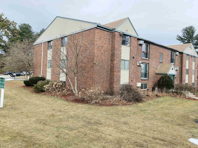 130 English Village Rd in Manchester, NH - Building Photo - Building Photo
