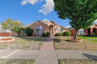 2025 Topaz Dr in Carrollton, TX - Foto de edificio - Building Photo