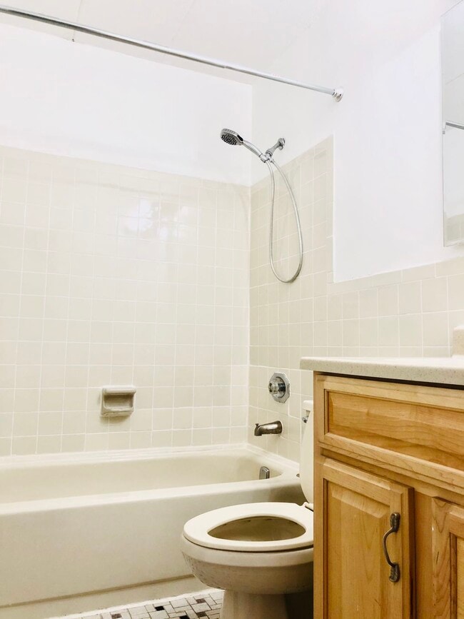 9229 Queens Blvd, Unit 17G in Rego Park, NY - Foto de edificio - Building Photo