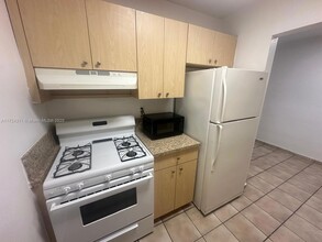 4655 Palm Ave, Unit 221 in Hialeah, FL - Building Photo - Building Photo