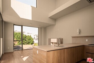 755 N Alfred St in Los Angeles, CA - Building Photo - Building Photo