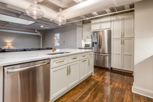 property at 32 Peachtree St NW