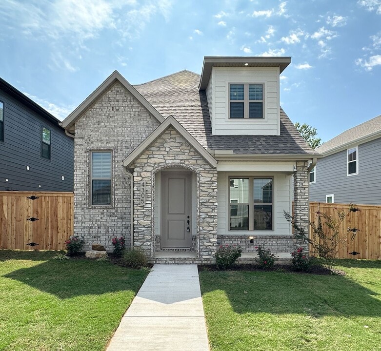 4305 W Bronco Dr in Fayetteville, AR - Building Photo