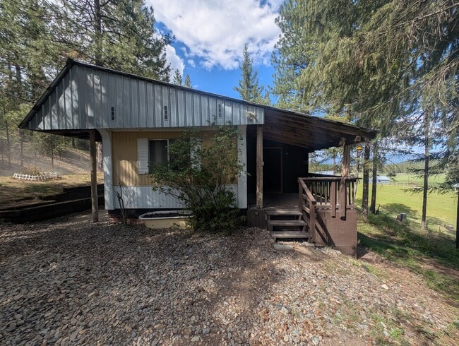 1271 Pease Rd in Usk, WA - Building Photo - Building Photo
