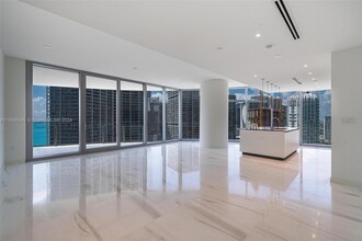 300 Biscayne Boulevard Way, Unit 2807 in Miami, FL - Building Photo - Building Photo