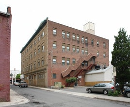 Columbus Apartments in Westfield, MA - Foto de edificio - Building Photo