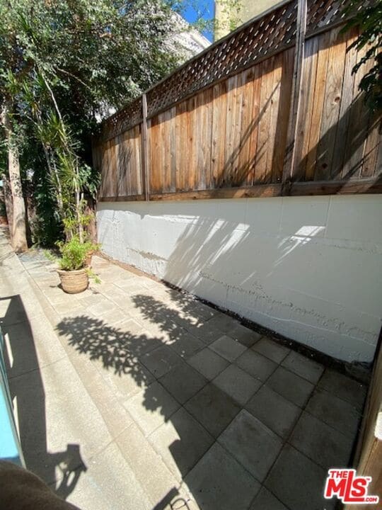 1044 N Sweetzer Ave in West Hollywood, CA - Building Photo - Building Photo