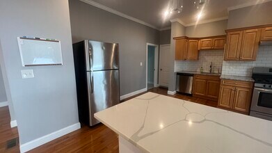 55 Marshall St, Unit 1 in Somerville, MA - Building Photo - Building Photo