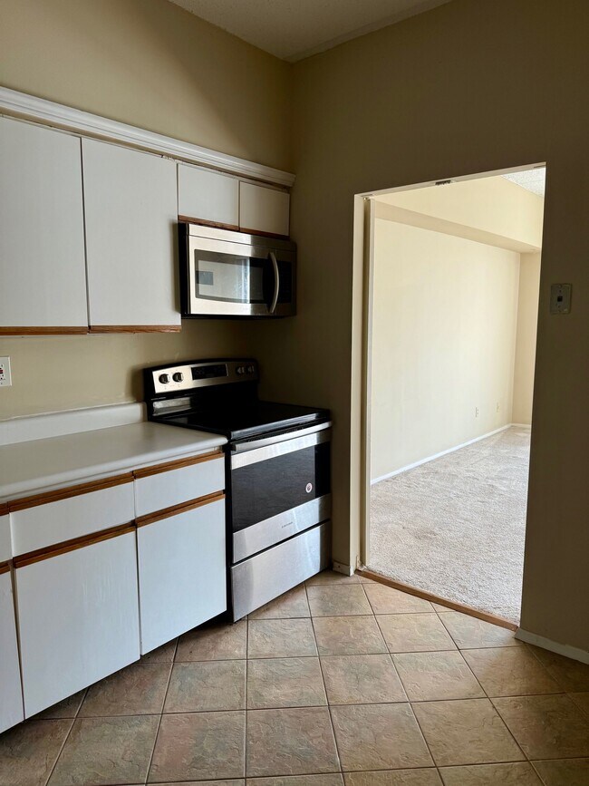1055 River Rd in Edgewater, NJ - Building Photo - Building Photo