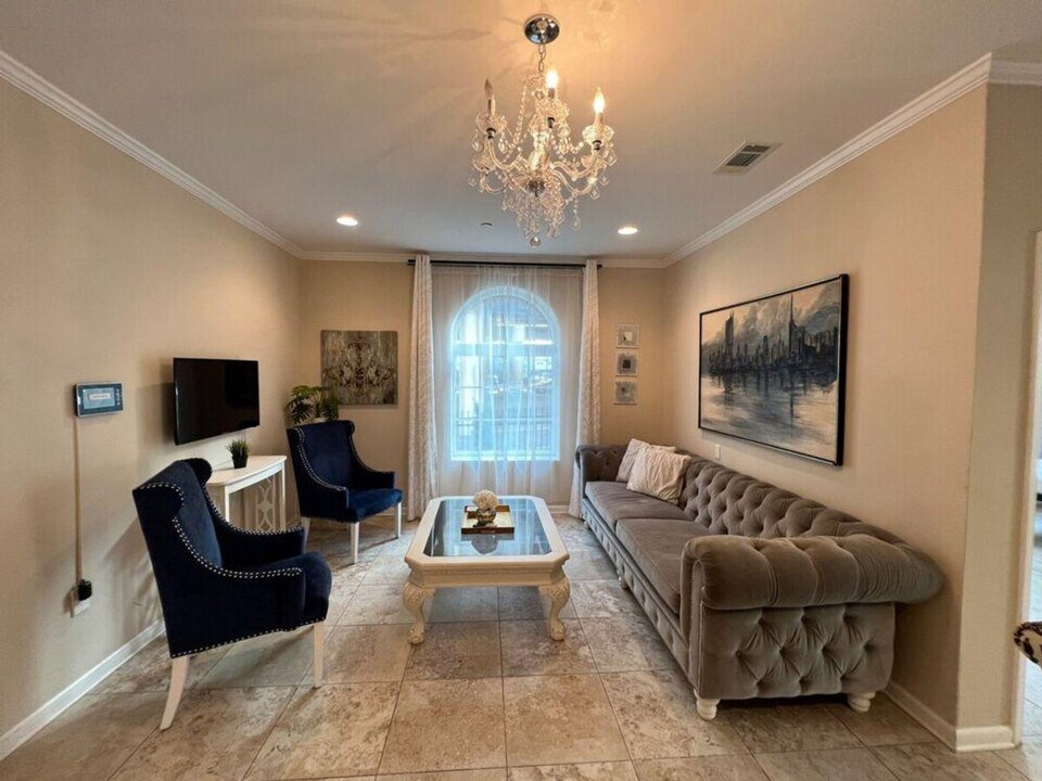 1040 St Charles Ave in New Orleans, LA - Building Photo