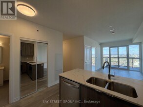 15 Watergarden Dr in Mississauga, ON - Building Photo - Building Photo