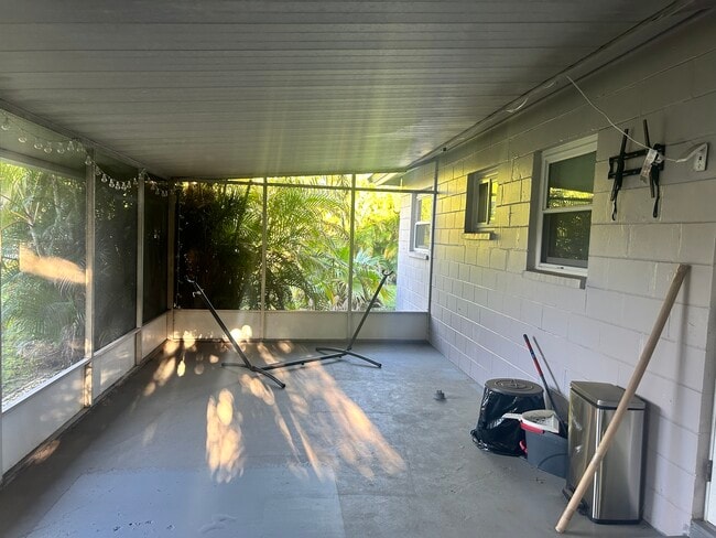 501 Firefly Ln in Apollo Beach, FL - Foto de edificio - Building Photo