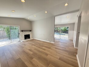 315 N Sabra Ave in Oak Park, CA - Foto de edificio - Building Photo