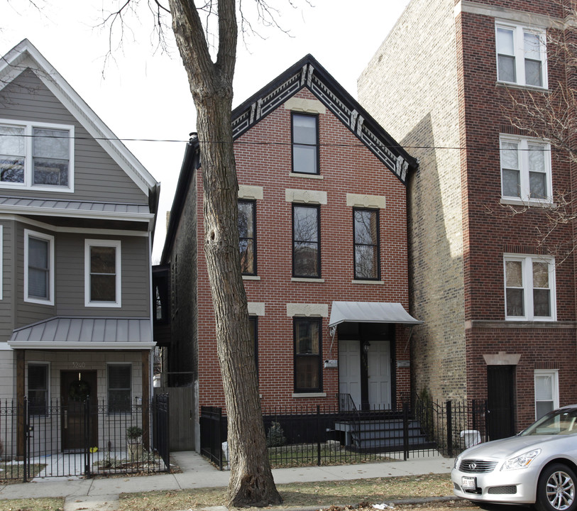 3242 N Clifton Ave in Chicago, IL - Building Photo