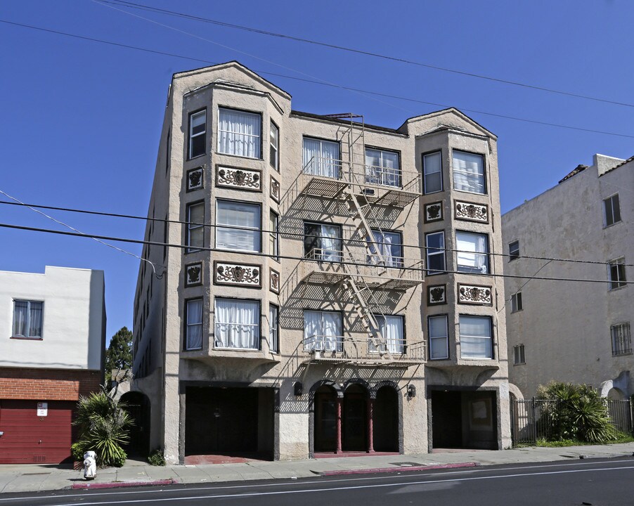 648 Alcatraz Ave in Oakland, CA - Foto de edificio