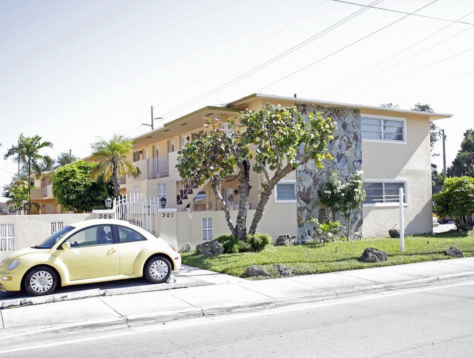 Red Road Manor in Miami, FL - Building Photo