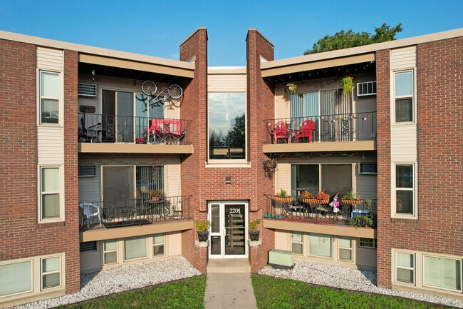 Rose Mall Apartments in Roseville, MN - Foto de edificio - Building Photo
