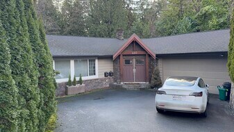 430 Newlands Rd in West Vancouver, BC - Building Photo