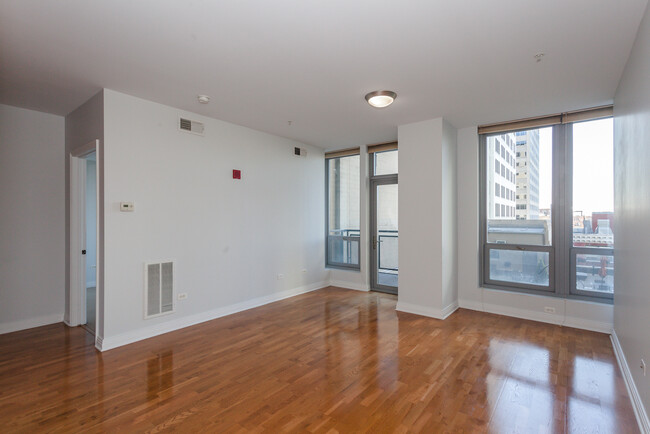 565 W Quincy St in Chicago, IL - Building Photo - Building Photo