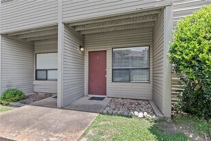 1900 Dartmouth St in College Station, TX - Building Photo