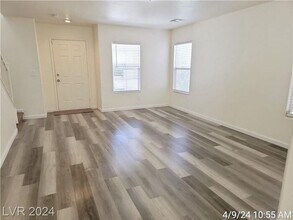 5023 Volcanic Rock Ln in Las Vegas, NV - Building Photo - Building Photo