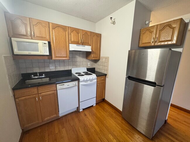 1113 Commonwealth Ave, Unit 202 in Boston, MA - Foto de edificio - Building Photo