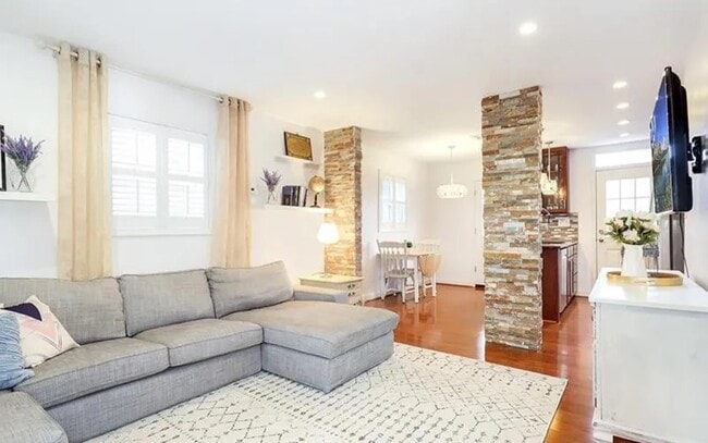 329 Wesmond Dr in Alexandria, VA - Foto de edificio - Building Photo