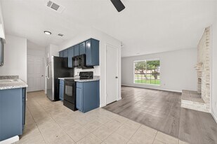 7523 La Pl Dr in Houston, TX - Building Photo