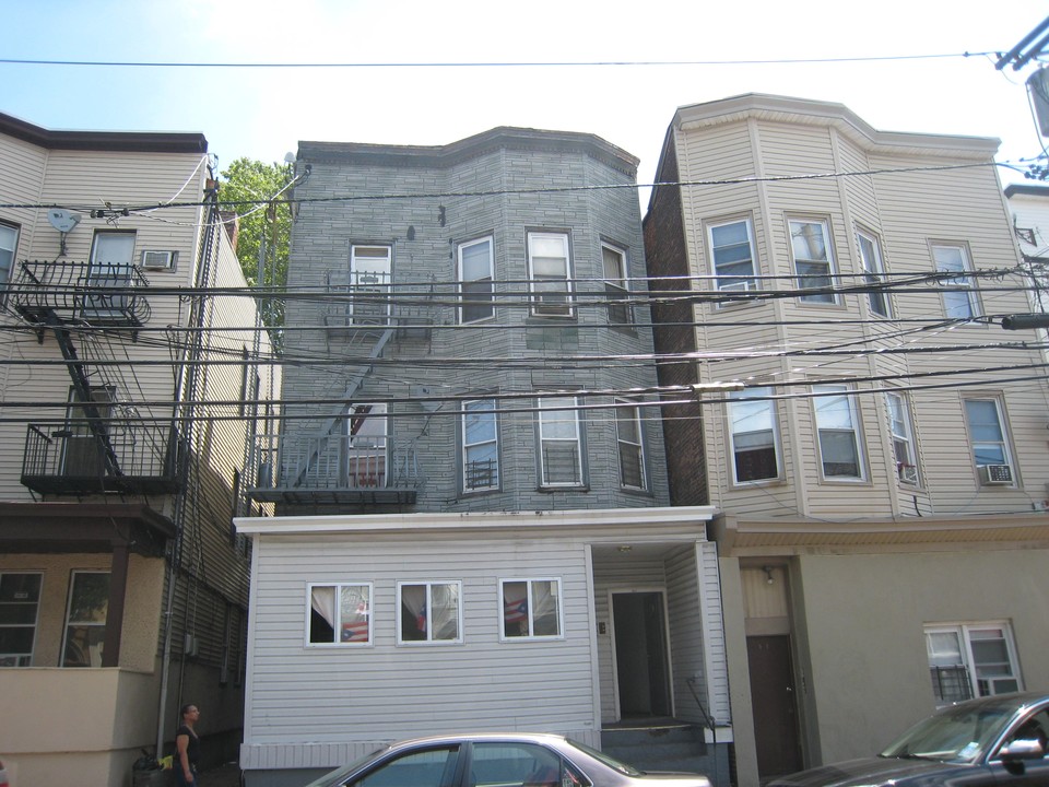 160 8th St in Passaic, NJ - Building Photo