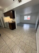 1306 W Michigan Ave, Unit 02 in Battle Creek, MI - Building Photo - Building Photo