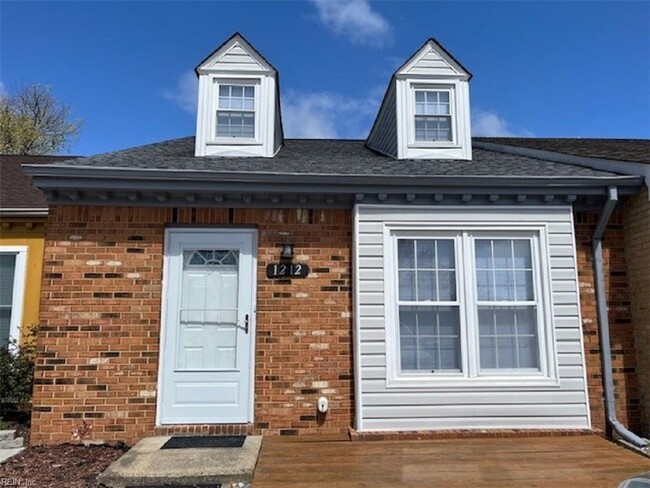 1212 Haig Cir in Virginia Beach, VA - Foto de edificio - Building Photo