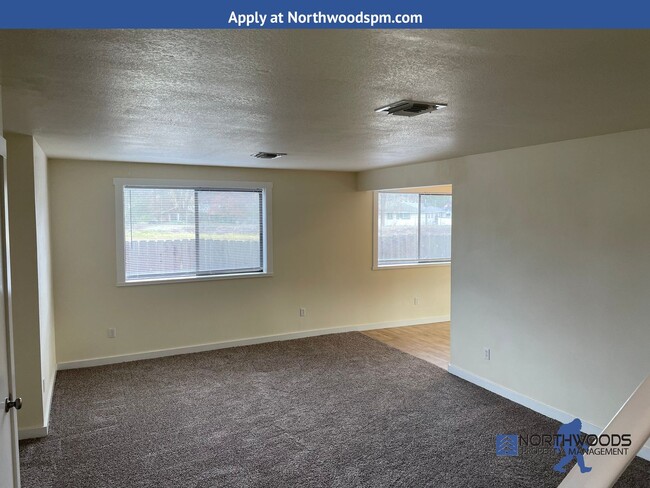 633 Sarah Ln in Eagle Point, OR - Foto de edificio - Building Photo