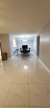 394 N Laurel Dr in Margate, FL - Foto de edificio - Building Photo