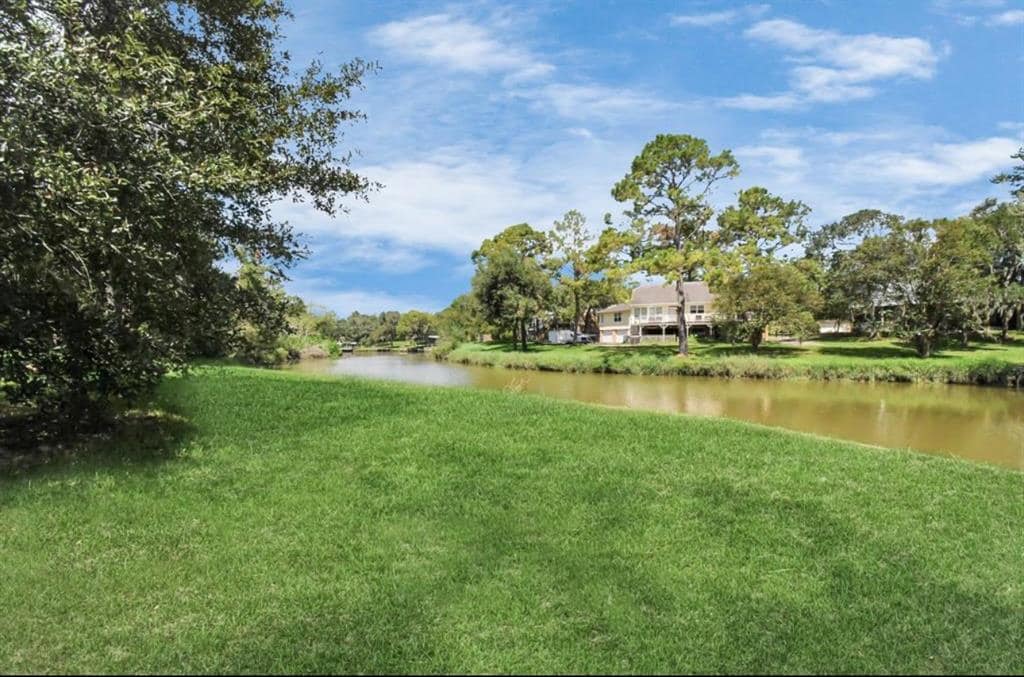 12305 Pine Oak Dr in Dickinson, TX - Building Photo