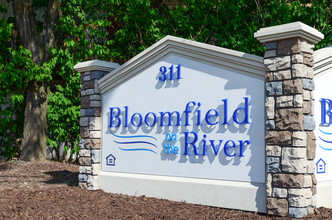 Bloomfield On The River in Pontiac, MI - Foto de edificio - Building Photo