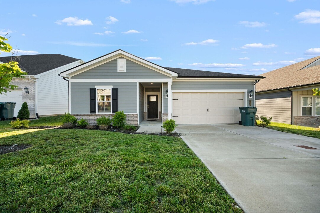 1028 Holland Ridge Wy in Lebanon, TN - Building Photo
