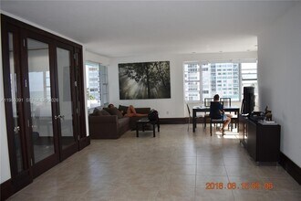 5255 Collins Ave, Unit 4F in Miami Beach, FL - Foto de edificio - Building Photo